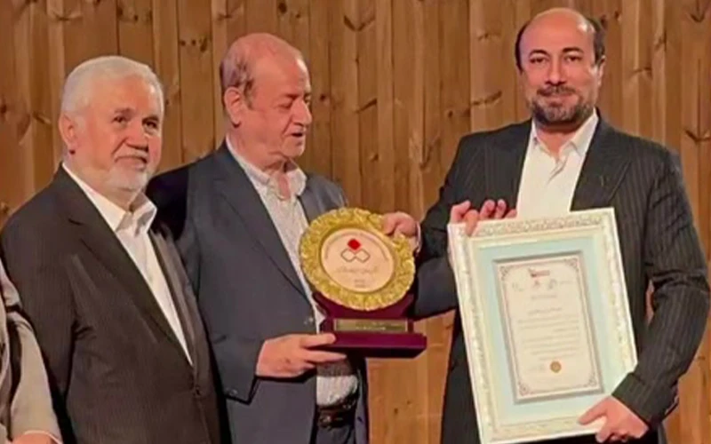 در پنجمین جشنواره روابط عمومی و مسئولیت اجتماعی علی قنبرزاده، مدیرکل روابط عمومی راه‌آهن، نشان عالی مسئولیت اجتماعی را دریافت کرد 