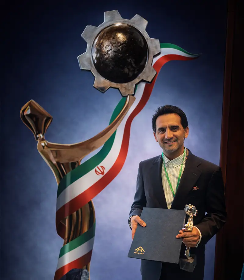 کاظم کشورشاهی مدیرعامل پارسی پست نشان تولید ملی افتخار ملی را دریافت کرد